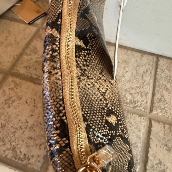 Urban expressions vegan Laisha Brown snake
Print knitted shoulder bag NWT - Picture 12 of 15